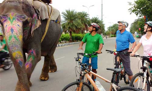 One Day
Customize Now This tour is as per your convenience. You are completely free to choose car, hotel, places to visit, and activities as per your wish and comfort. Or you may also follow the suggested itinerary to help you plan your trip.
Statue Circle
Rajmandir Cinema Hall